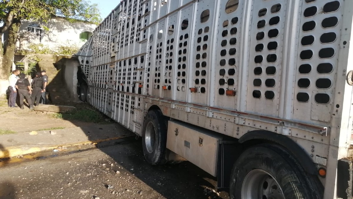 Tráiler se mete hasta recámara en Pueblo-Viejo, Veracruz.