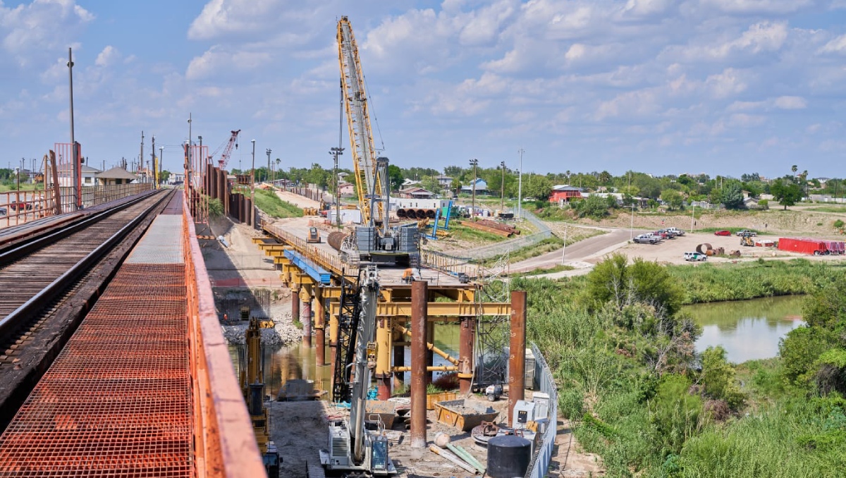 Construcción de puente de Canadian Pacific Kansas City México (CPKC), empresa ferroviaria. Foto: (Especial)