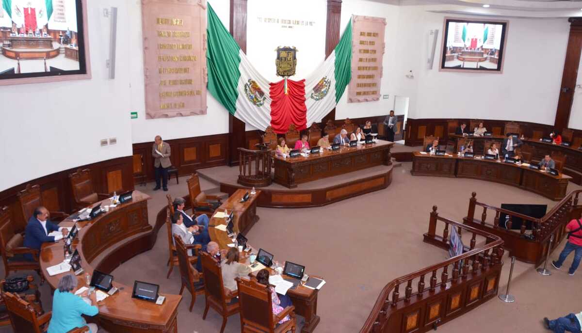 El diputado priísta Álvaro Moreira Valdés, dijo que por su parte, al menos 13 iniciativas de las 30 que ha presentado aún faltan por dictaminarse.