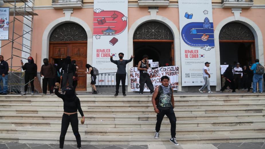 Estudiantes del Instituto de Artes se maniefoestan. (Jorge Sánchez)