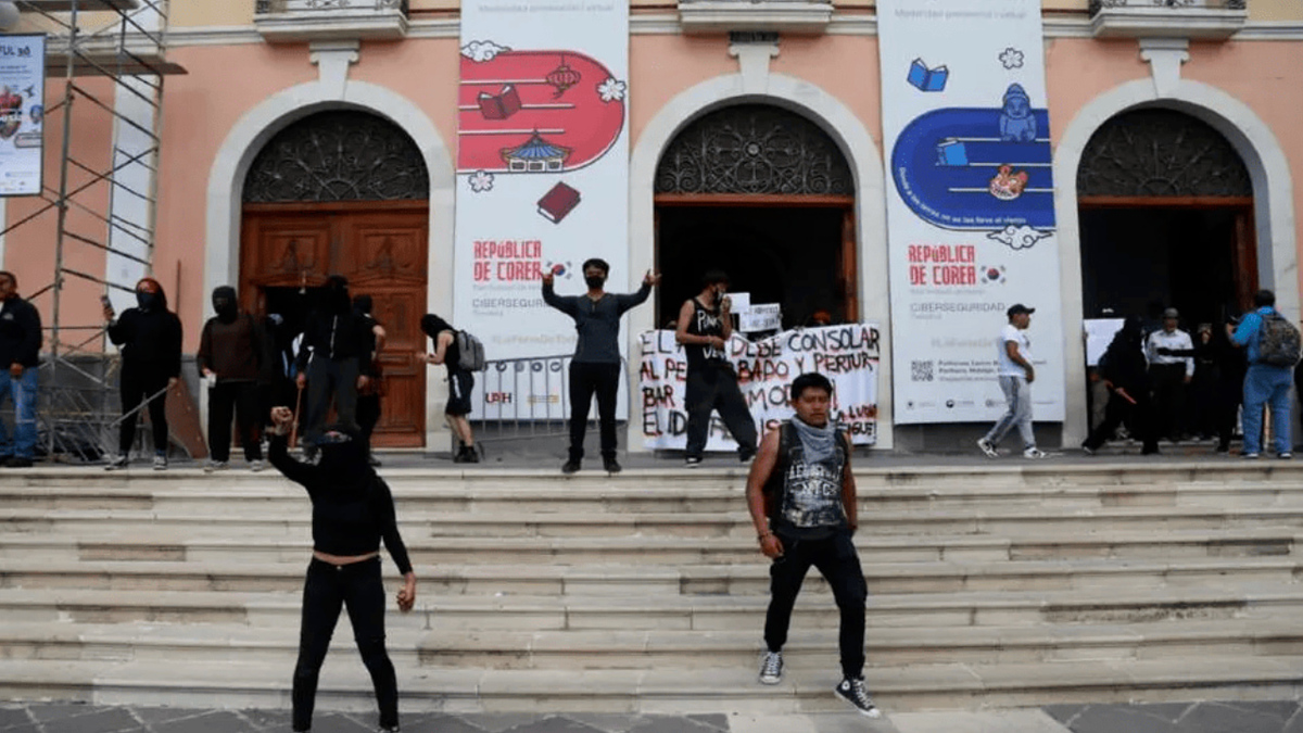 Estudiantes de la Universidad Autónoma del Estado de Hidalgo toman instalaciones de rectoría