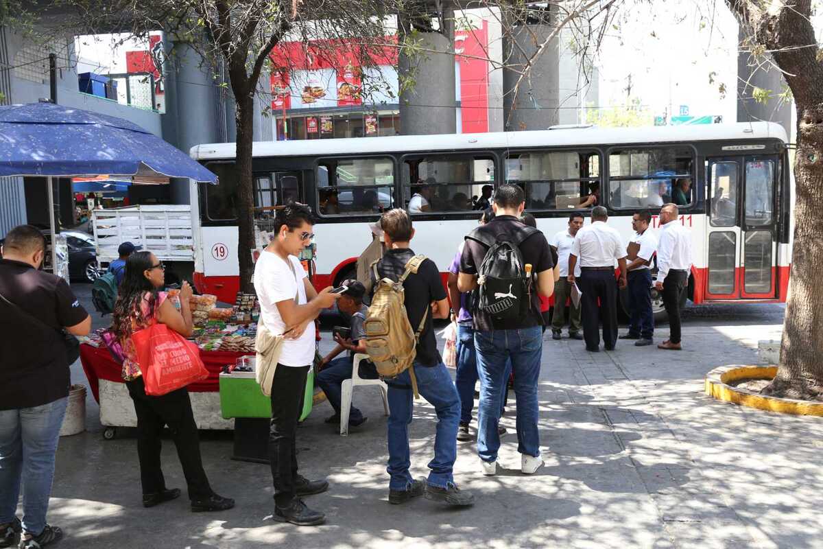 Filas por transporte. Raúl Palacios