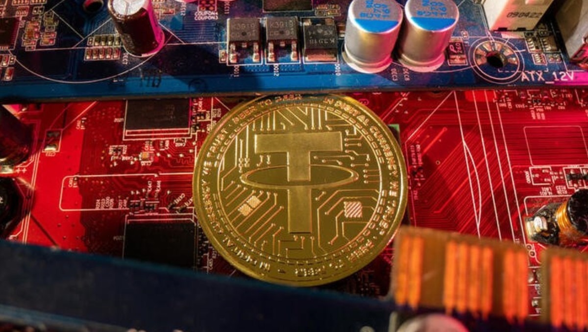 Ilustración fotográfica de la "moneda estable" tether sobre la placa madre de un computador. Junio 2023. Foto: (Reuters)