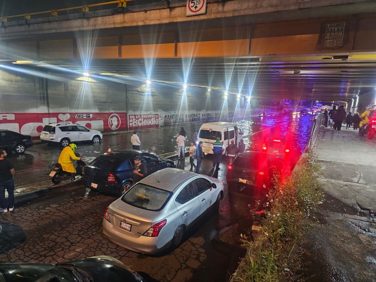 Inundaciones en bajopuente de Eje 10. (Especial)
