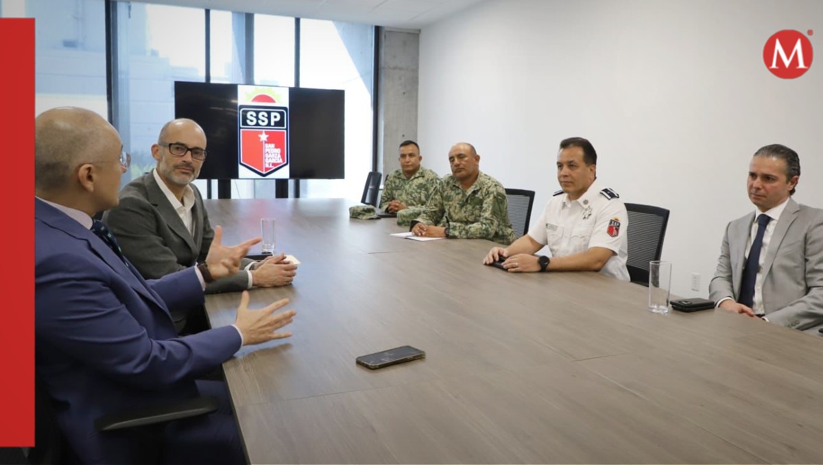 Miguel Treviño y autoridades. Foto: Especial