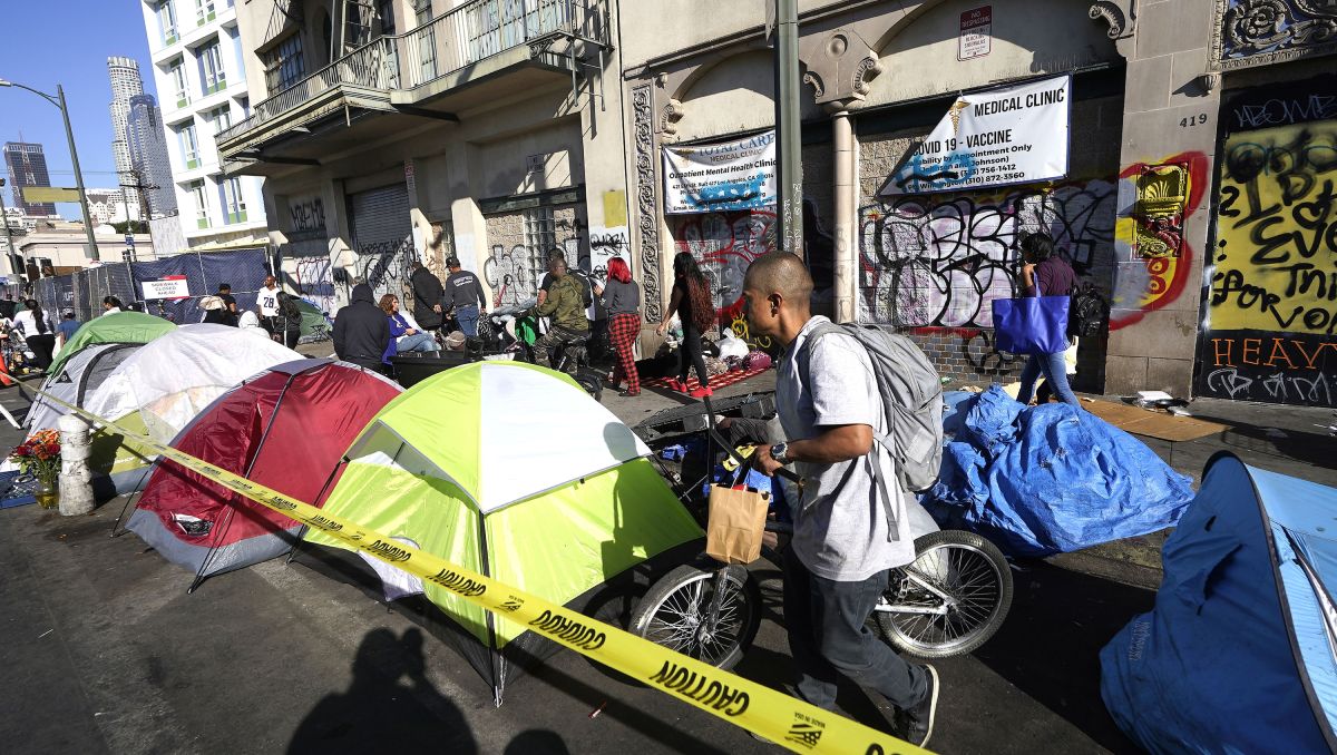 Las personas sin hogar mantienen asentamientos informales en California | AP