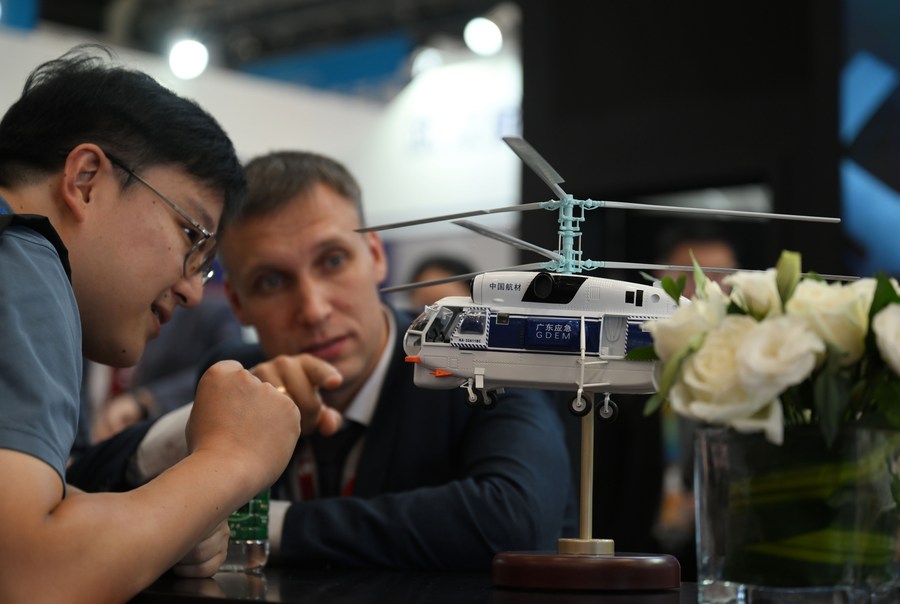 Personas visitan la sexta Exposición de Helicópteros de China en el municipio de Tianjin, norte de China. (Xinhua/Zhao Zishuo)