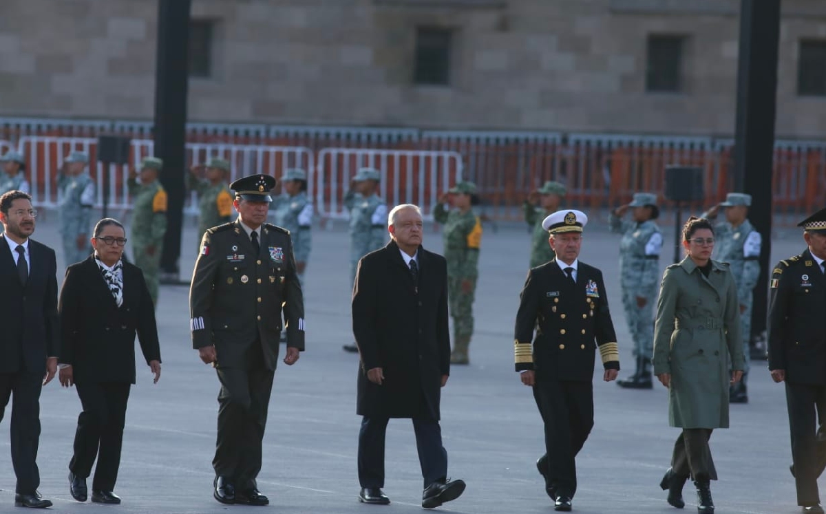 El Presidente durante el izamiento a media asta de la bandera. | Octavio Hoyos