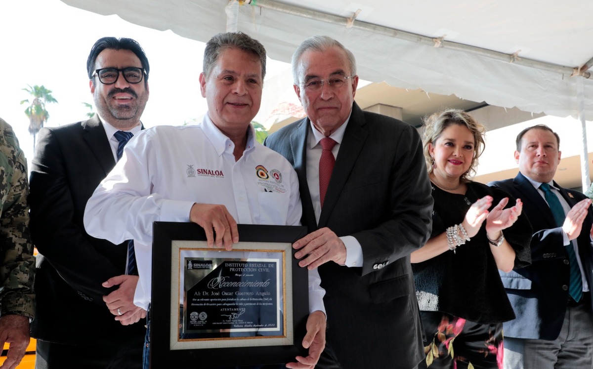 Rocha Moya conmemora el Día Nacional de Protección Civil y entrega equipamiento. (Especial)
