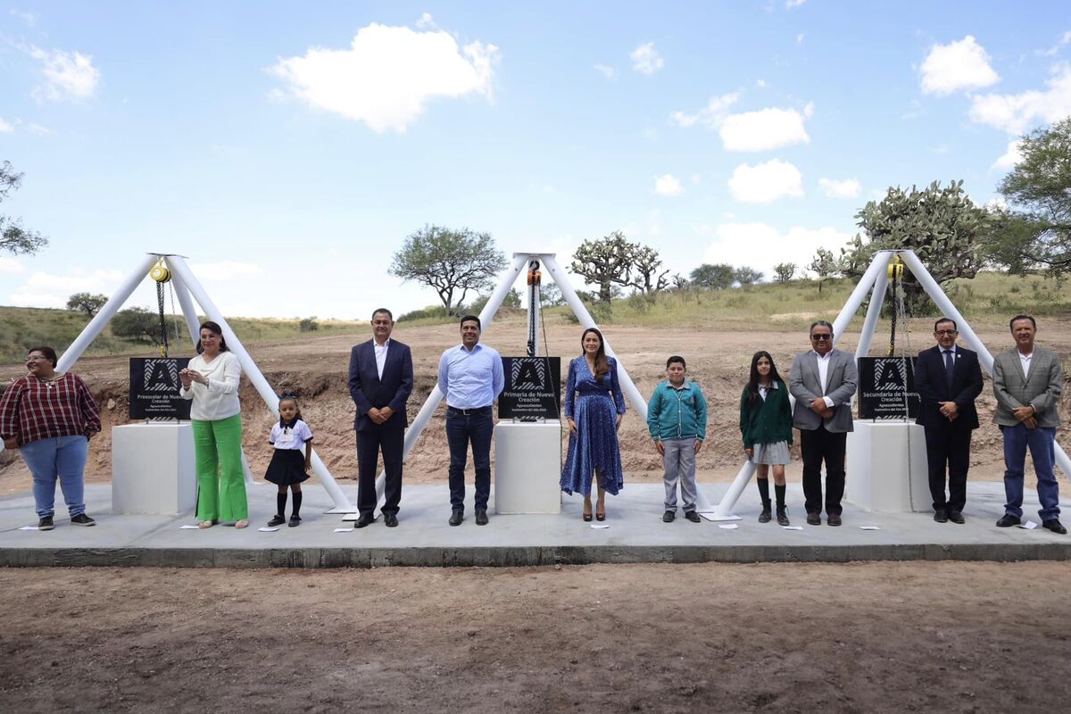 Tere Jiménez inaugura aula inteligente y arranca construcción de complejo educativo en VNSA