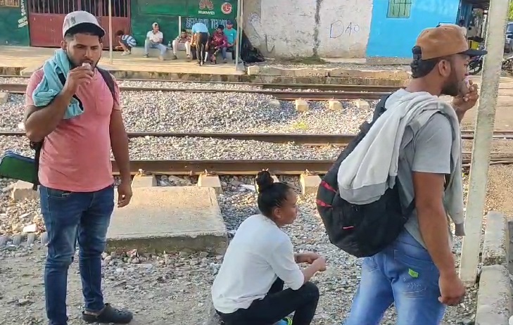 Veracruz: Migrantes varados buscan trenes para continuar su viaje hacia Estados Unidos | Fluvio Cesar Martínez