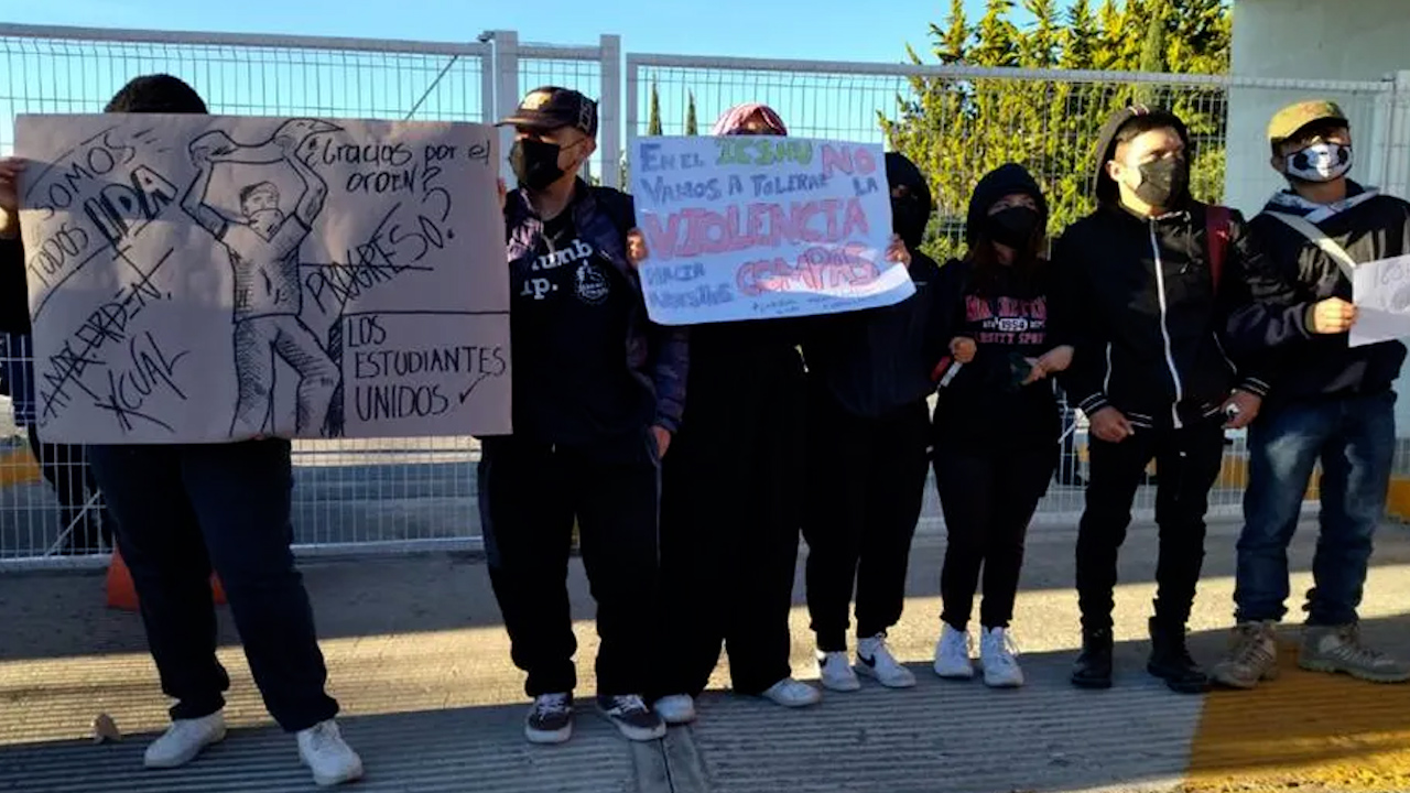 Alumnos toman instalaciones de la UAEH, exigen destitución de la directora