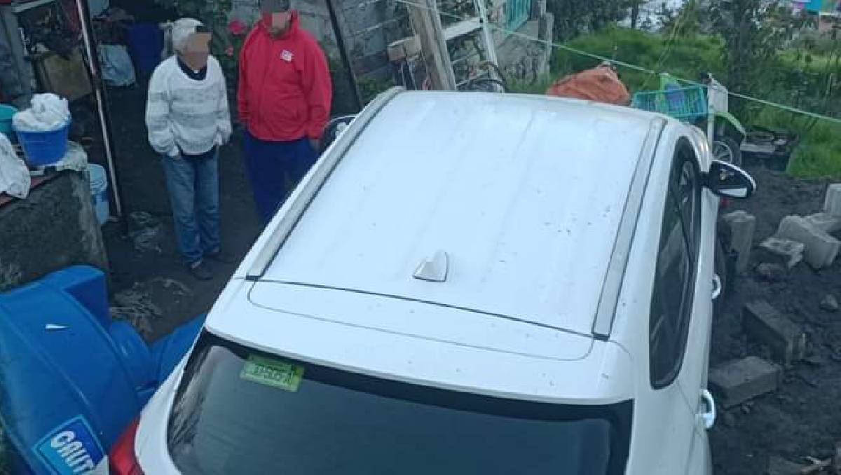 El vehículo cayó sobre el patio de una vivienda| Especial