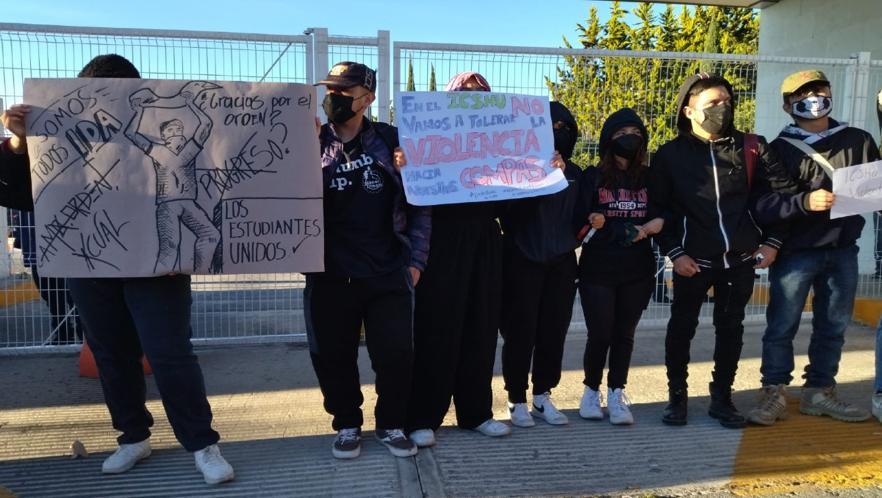 Estudiantes de la UAEH en segundo día de manifestación. (Alejandro Reyes)