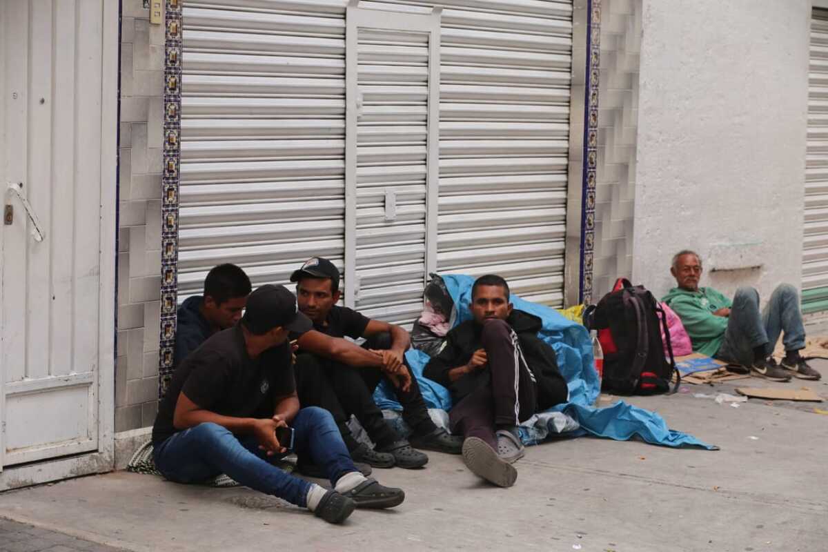 Los migrantes hombres  se quedan en la calle | Iván Cabanzo