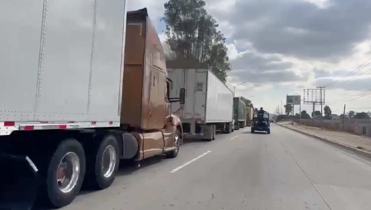 Los operadores de trailers han estado realizando filas de más de nueve kilómetros. |