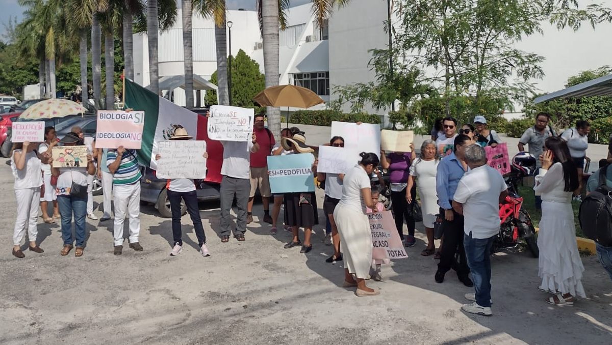 Padres de familia protestan frente a las oficinas de la SEP en Cancún | Pedro Vázquez