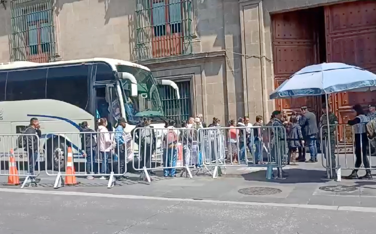 Los padres de los normalistas desaparecidos llegando a la reunión con el Presidente. | Especial