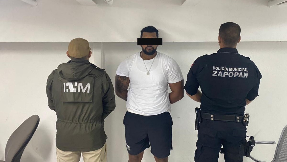 Prófugo en EU fue detenido en un edificio de colonia Puerta de Hierro de Zapopan (X @PoliciaZapopan)