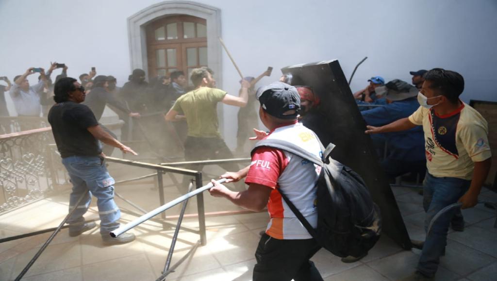 Protesta estudiantil desata violencia en edificio de la UAEH. (Jorge Sánchez)