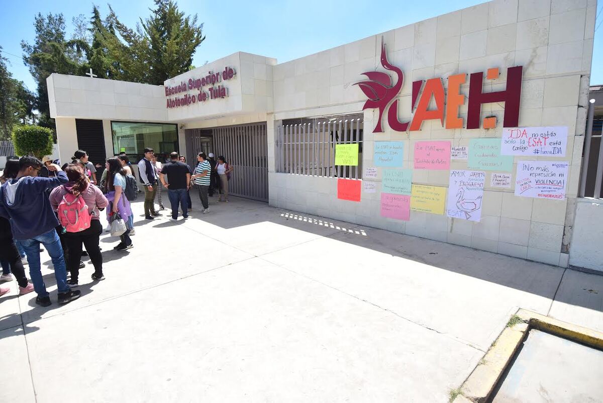 Durante la protesta en Tepeji los alumnos instalaron un tendedero de denuncias en el que acusaron acoso de parte de maestros y maestras