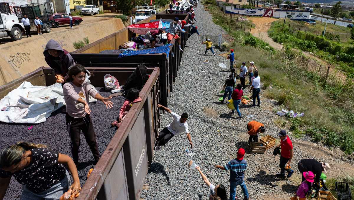El sector transportista se dice disponible para atender, junto a los tres órdenes de gobierno, el problema migratorio. | Cuartoscuro