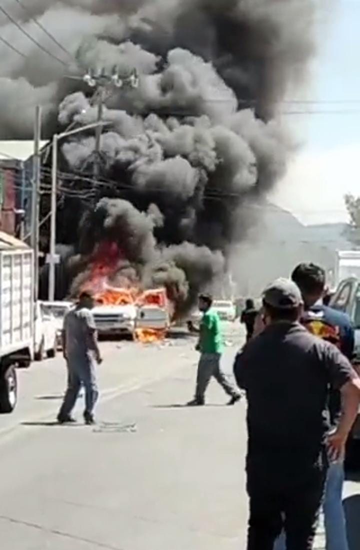 Vehículo se incendia en Tultepec
