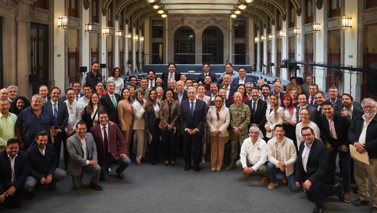 Américo Villarreal acude a reunión con AMLO y gobernadores.