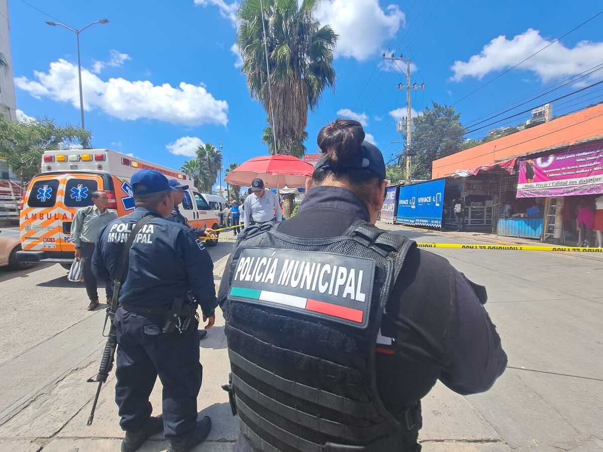 Atacan a balazos a dos hombres en el mercado Baltazar R. Leyva Mancilla en Chilpancingo. | Especial