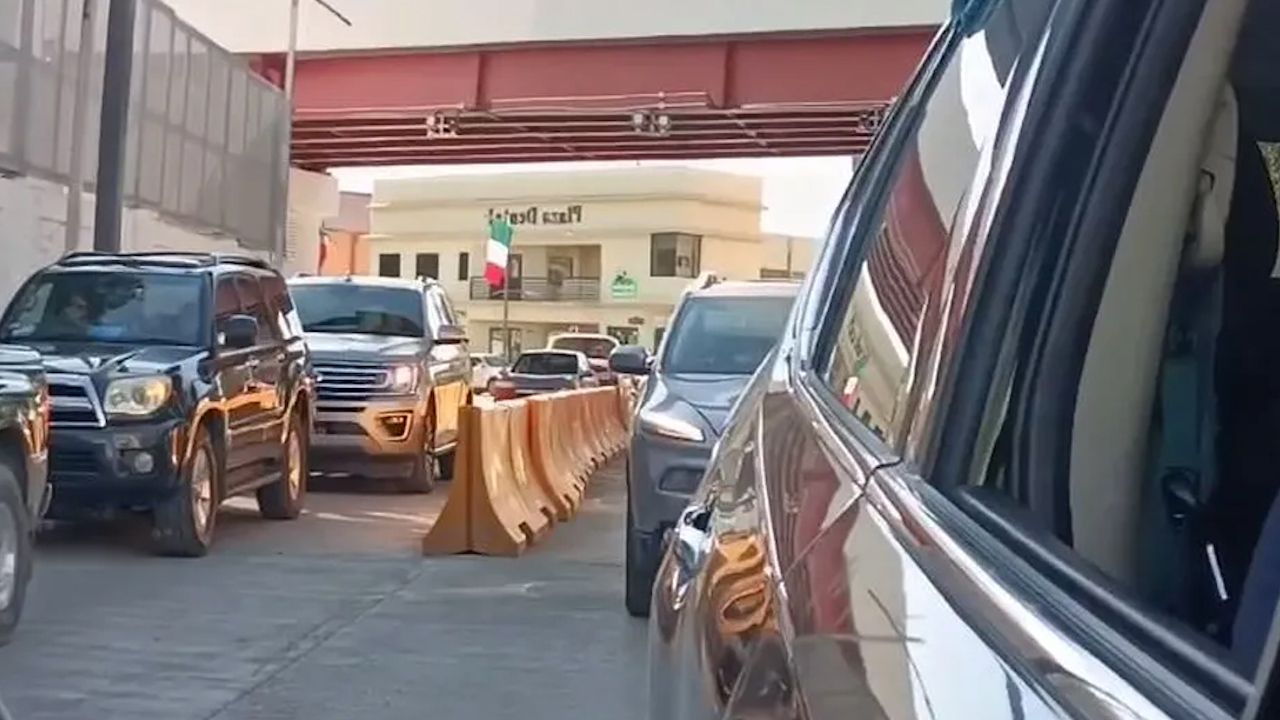 Por aumento de migrantes cierran paso vehicular de Puente Internacional 1 en Piedras Negras