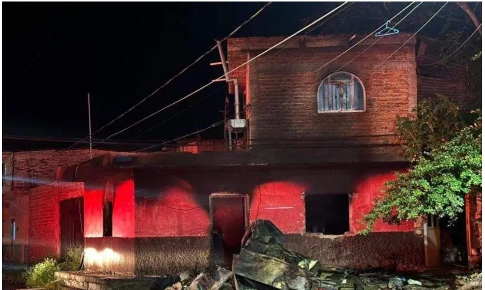 Bomberos asistieron al siniestro en Zamora, Michoacán para iniciar la búsqueda de la joven fallecida por el incendio. | Especial