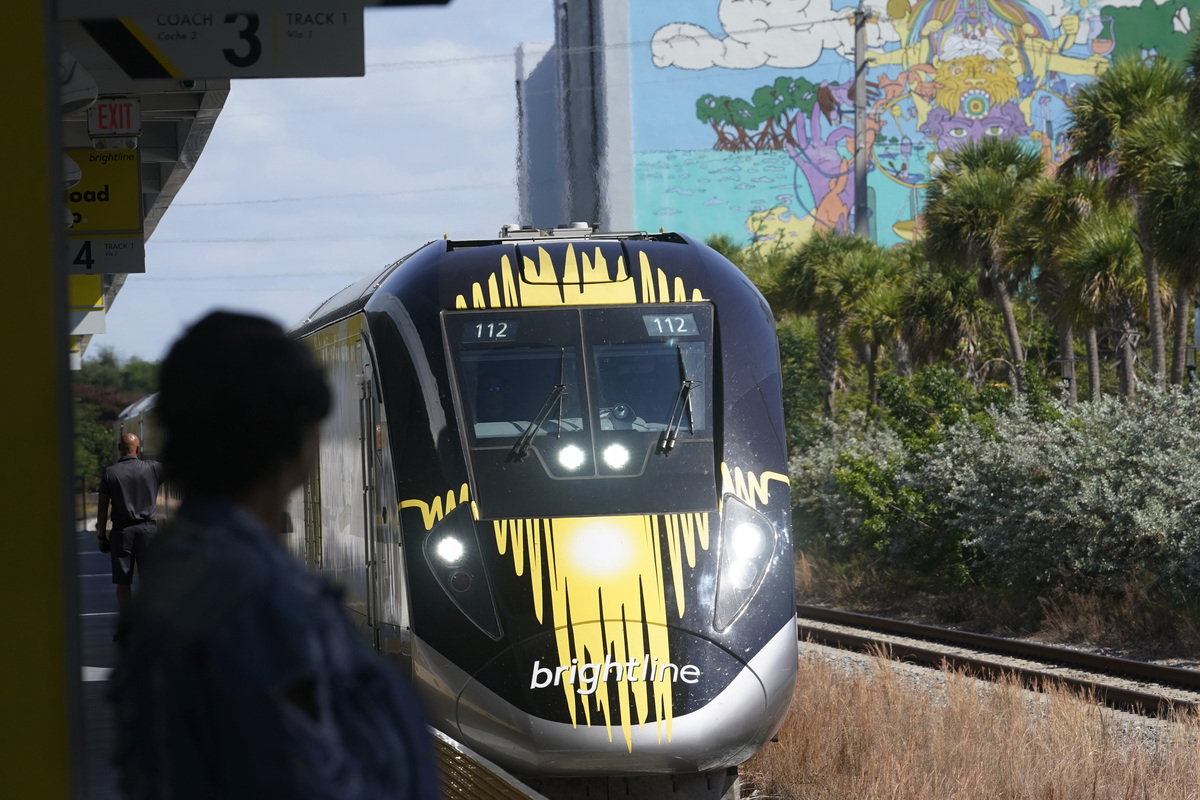 Brightline de Florida comenzará a operar trenes entre Miami y Orlando | AP