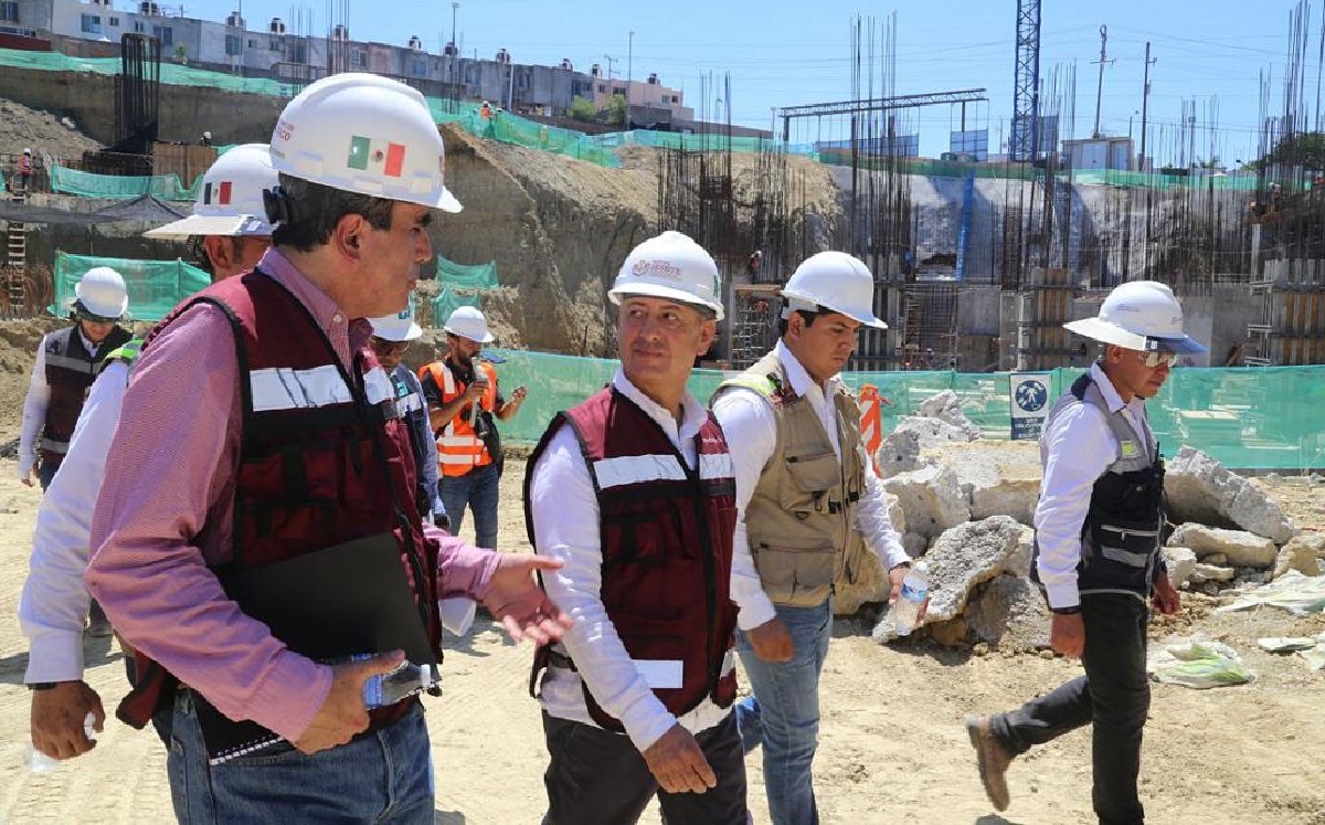 El director del ISSTE durante la supervisión de la construcción de los hospitales. | Especial