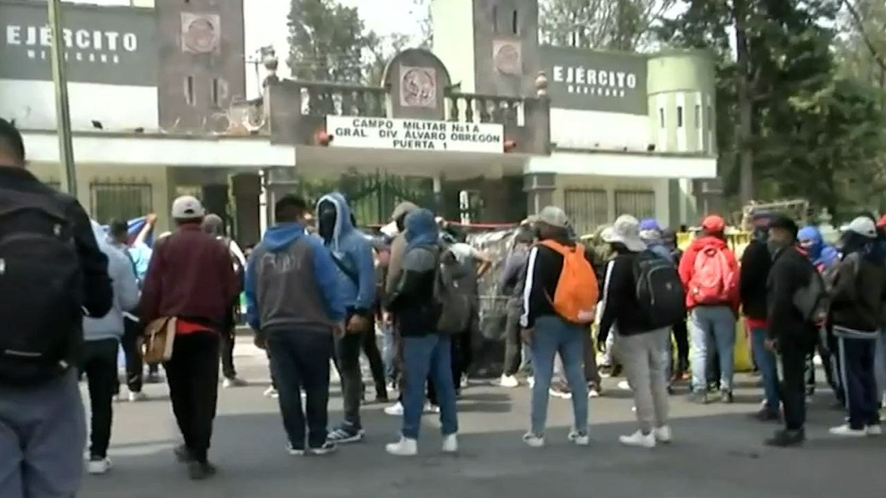 Familiares de los 43 normalistas de Ayotzinapa protestan en Campo Militar 1