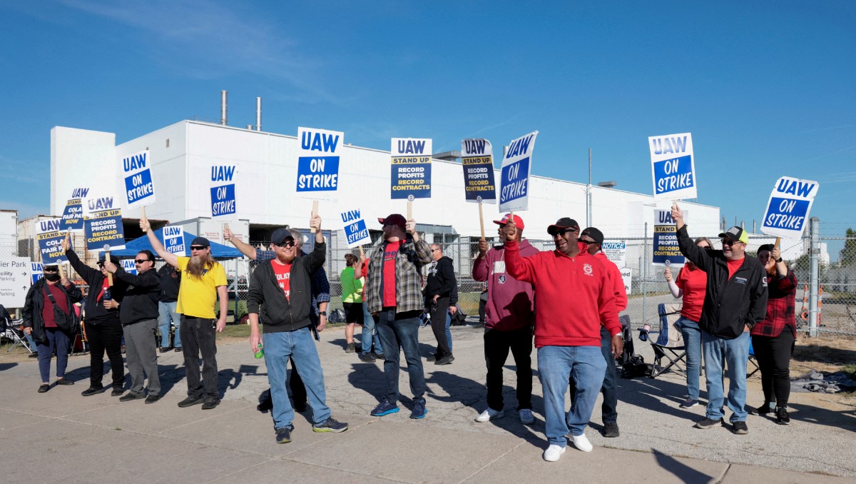 Miembros de United Auto Workers frente a planta de Stellantis Jeep en Toledo, Ohio, Estados Unidos. Septiembre de 2023. Foto: (Reuters)