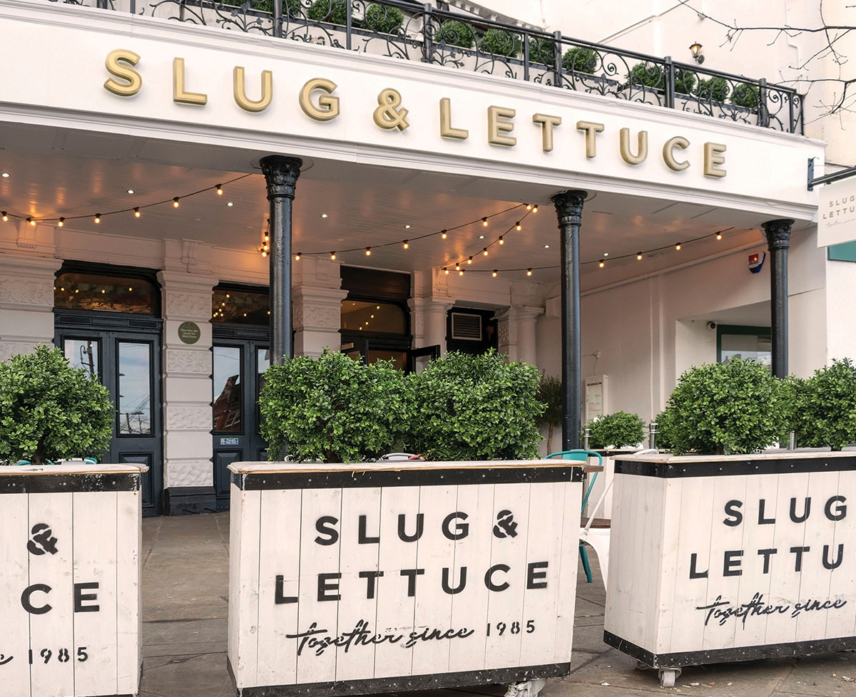 Stonegate, que maneja el pub Slug & Lettuce, anunció que cobrará más por la cerveza en las noches y fines de semana más concurridos. Foto:Shutterstock