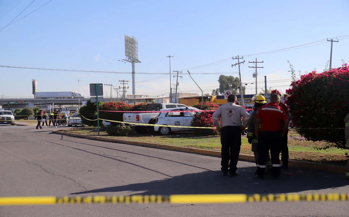 Ambos vehíclos terminaron sobre el camellón central. (Rolando Riestra)