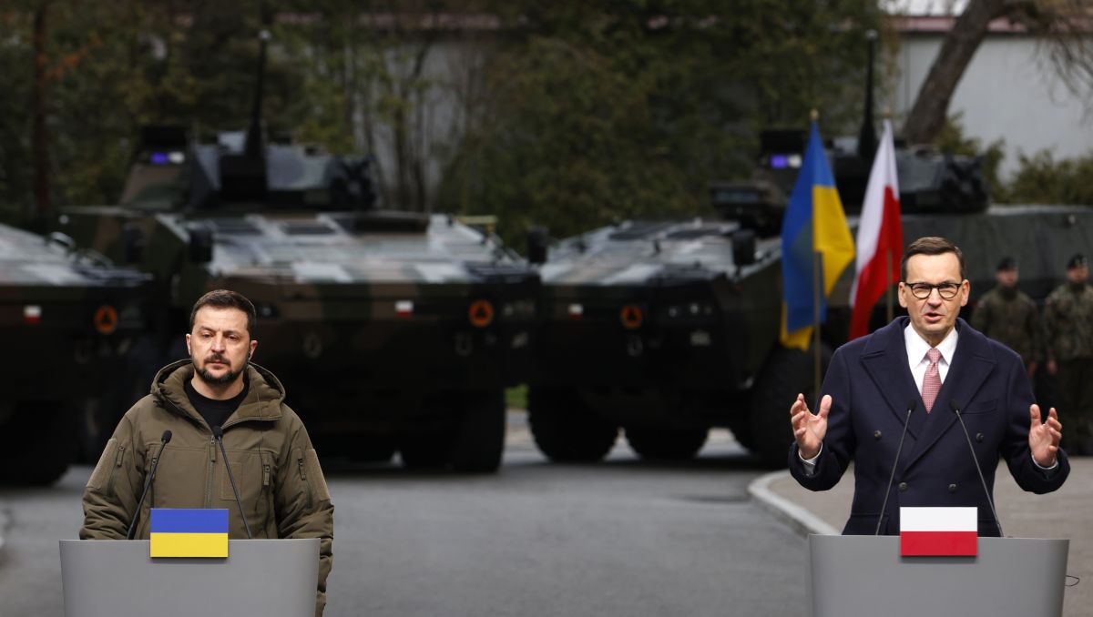 Volodimir Zelensky, presidente ucraniano, y Mateusz Morawiecki, primer ministro polaco | AP