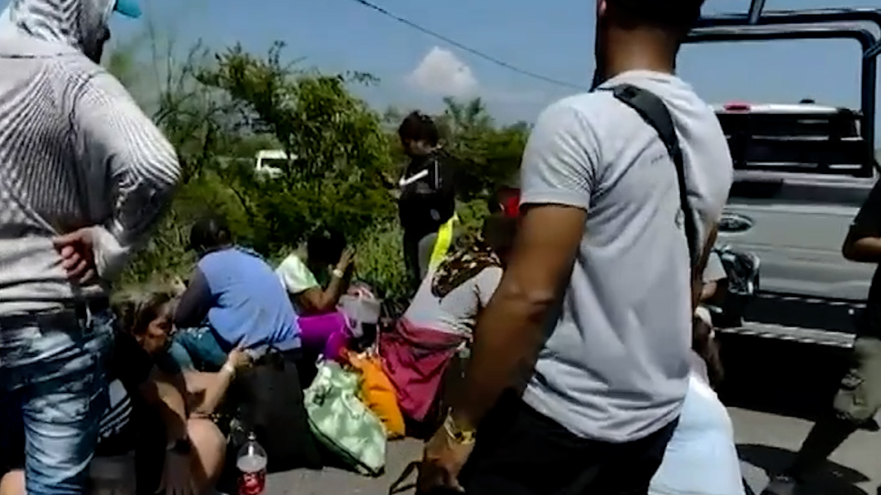 Seis migrantes cubanos requieren cirugía tras accidente en tramo Unión Hidalgo-Juchitán en Oaxaca