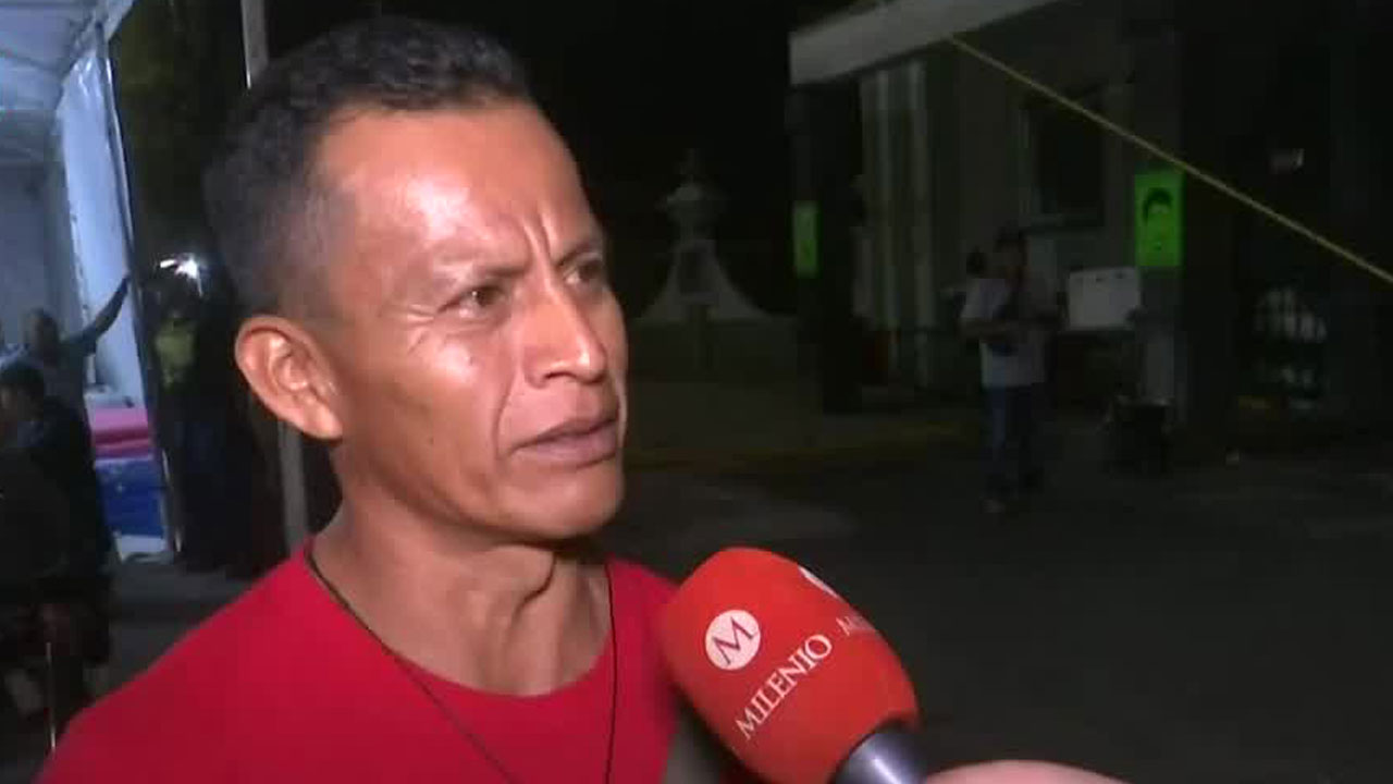 Padres de los 43 jóvenes de Ayotzinapa realizan plantón frente al Campo Militar 1