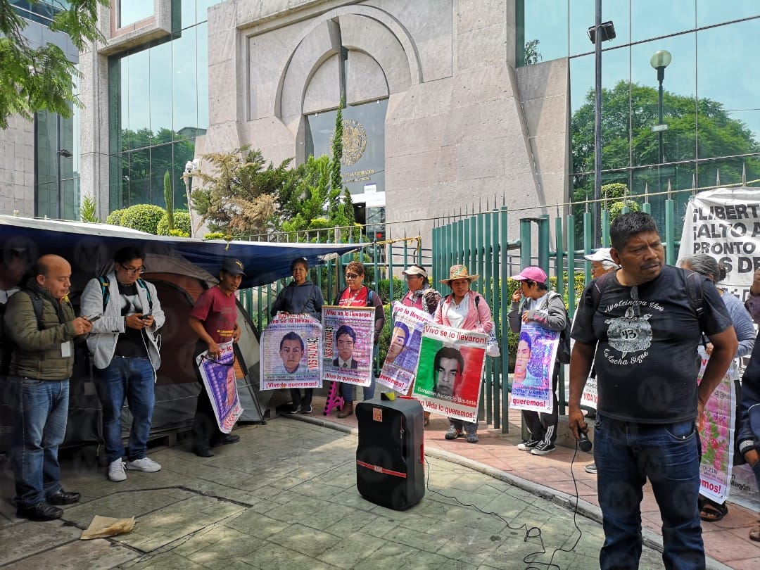 Padres de los 43 normalistas de Ayotzinapa llegan al CJF | Jorge Becerril