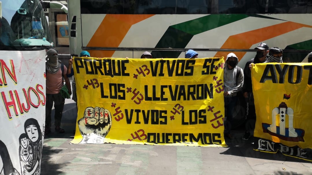 Los padres de los 43 normalistas de Ayotzinapa llegaron en autobuses al CJF | Jorge Becerril