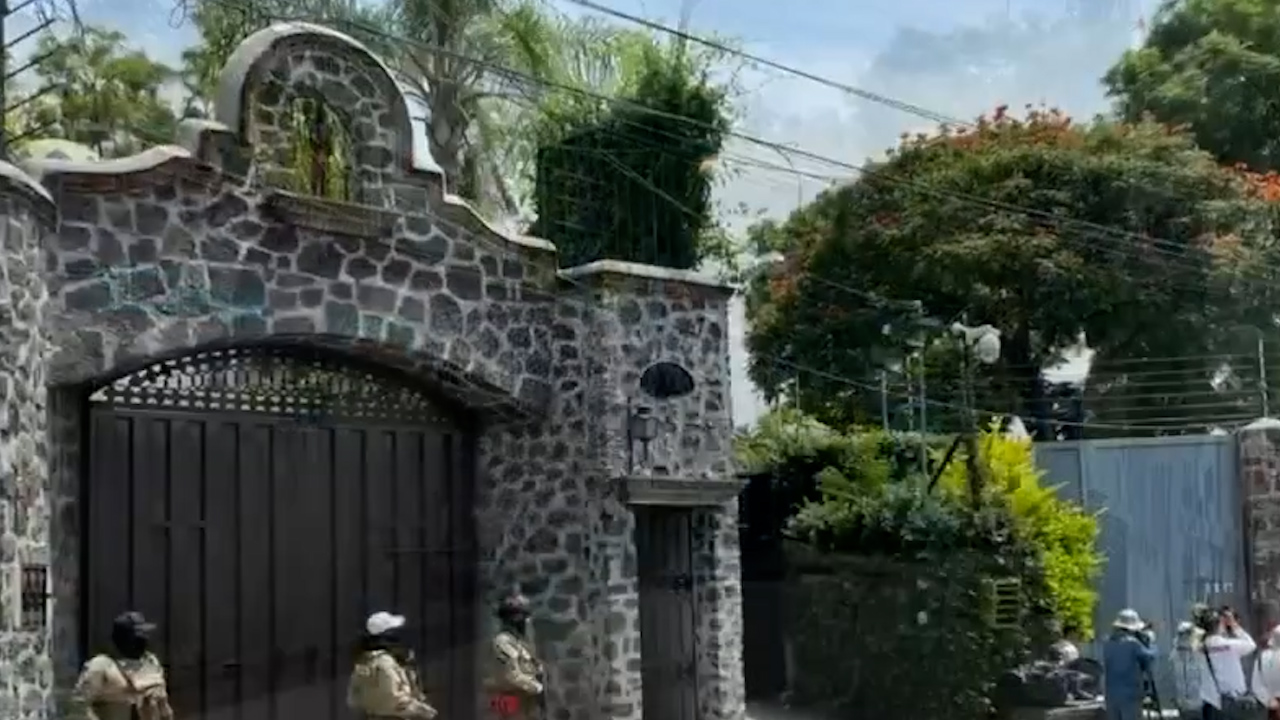Reportan movilización policiaca en casa de Uriel Carmona tras su liberación