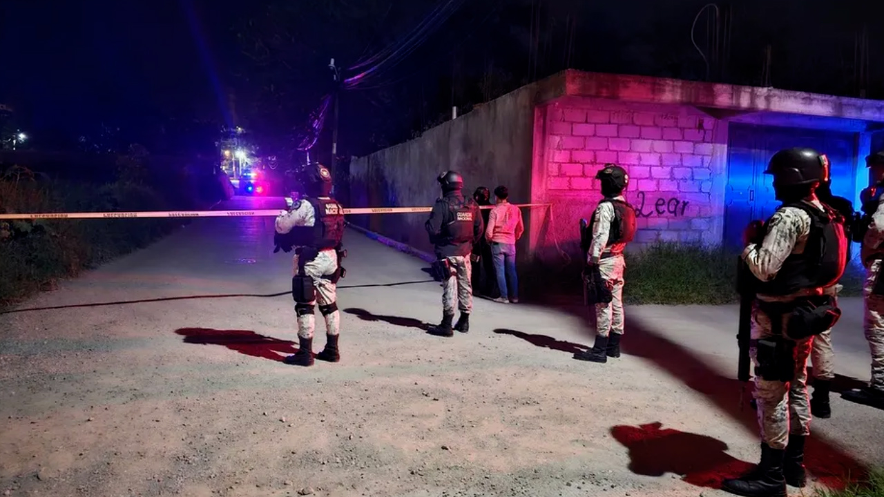 Asesinan a dos funcionarios en un bar de Guerrero