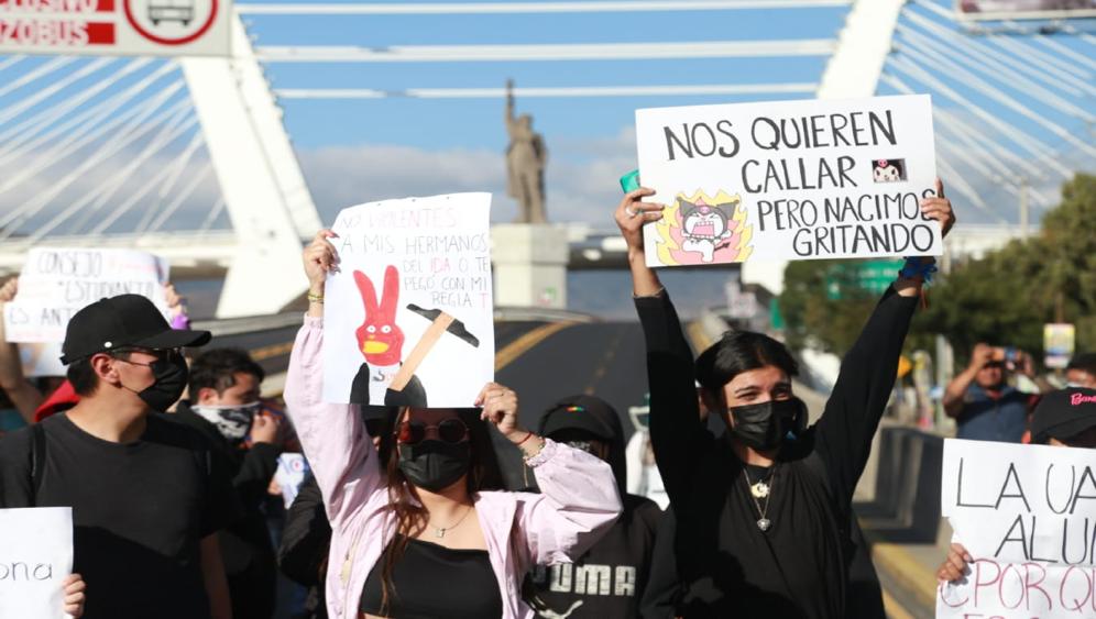 Estudiantes de la UAEH continúan protestas y marchas. (Jorge Sánchez)
