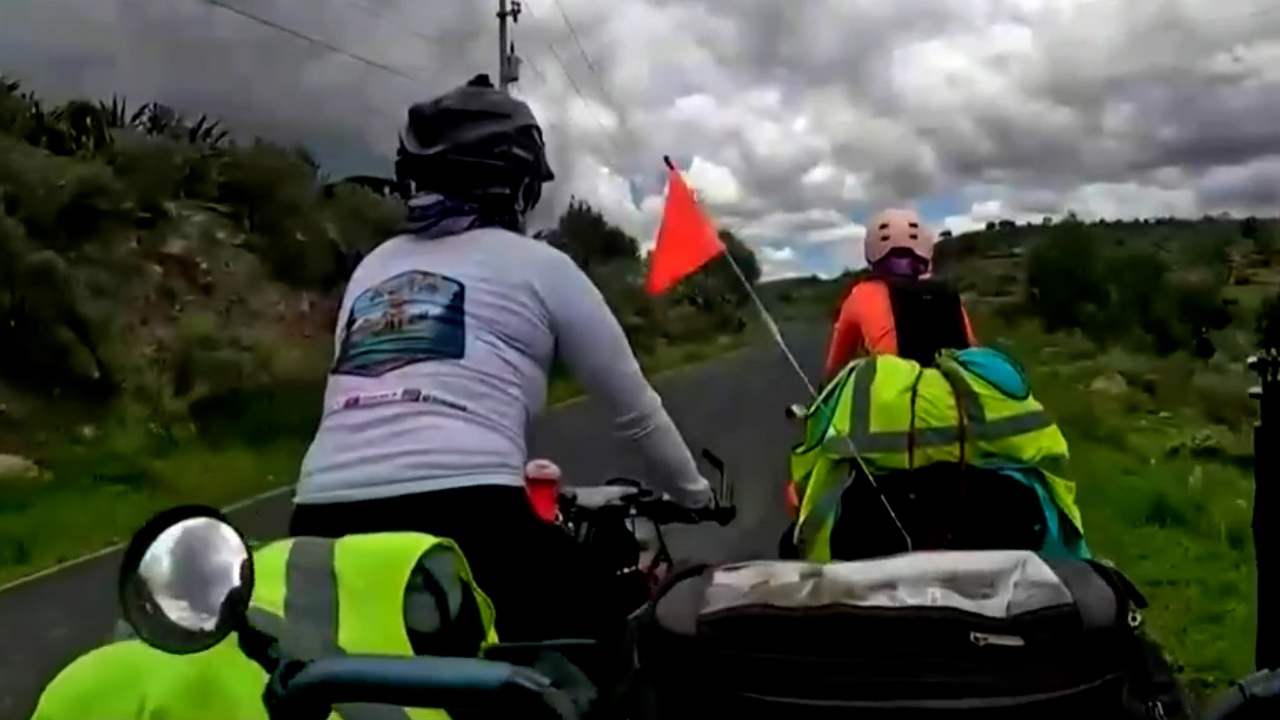 La historia de la familia que viaja desde México hasta Argentina en bicicletas