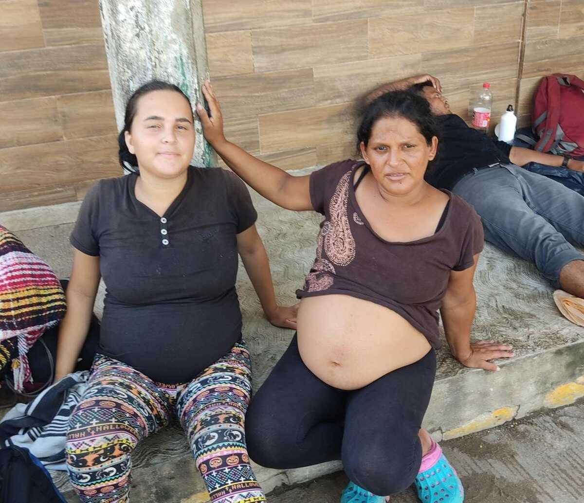Jessica y María son migrantes que viajan embarazadas. (Especial)
