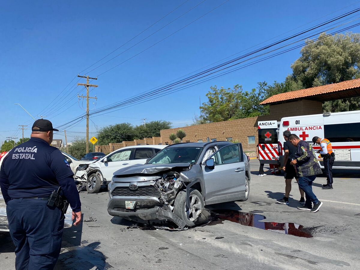 Dos mujeres lesionadas y múltiples daños materiales fue el saldo del accidente. (Especial)
