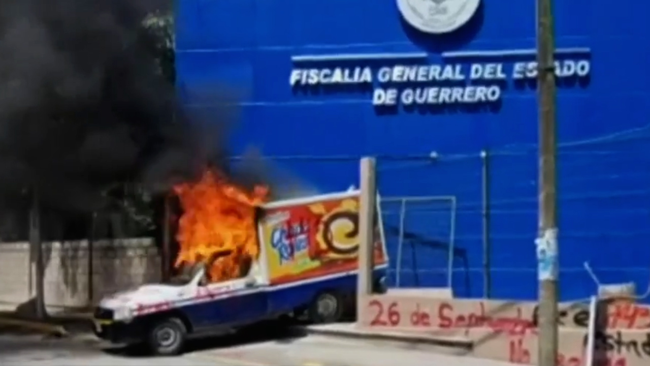 Normalistas queman camioneta fuera de la Fiscalía en Guerrero