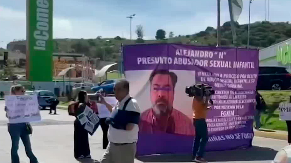Más de 70 personas bloquean avenida en Atizapán para exigir justicia por presunto abuso sexual